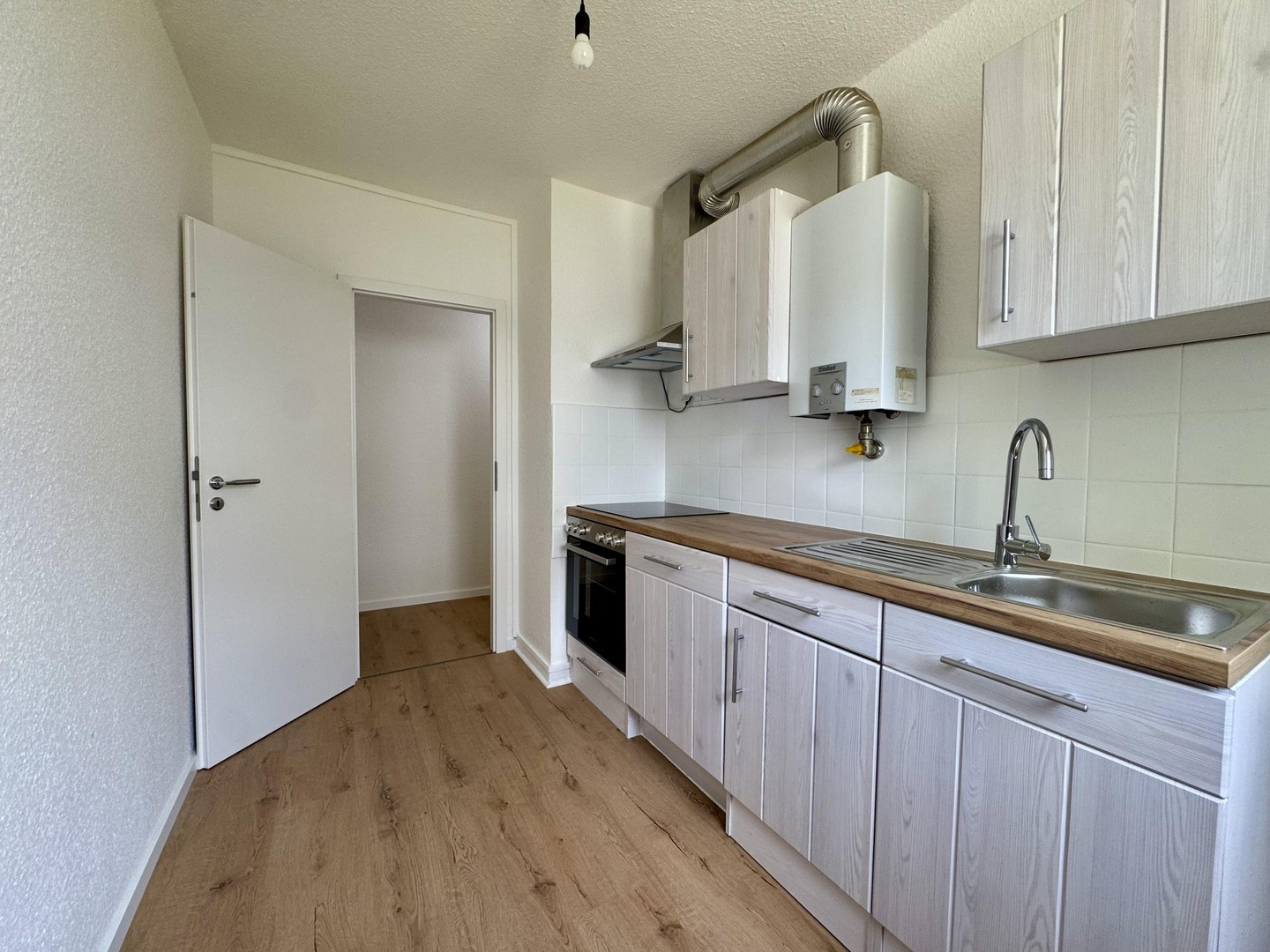 Einziehen und wohlfühlen ! Ideale, geräumige 2-Zimmer-Wohnung mit Balkon, Einbauküche und Stellplatz – Wiesbaden – Vorschaubild 3
