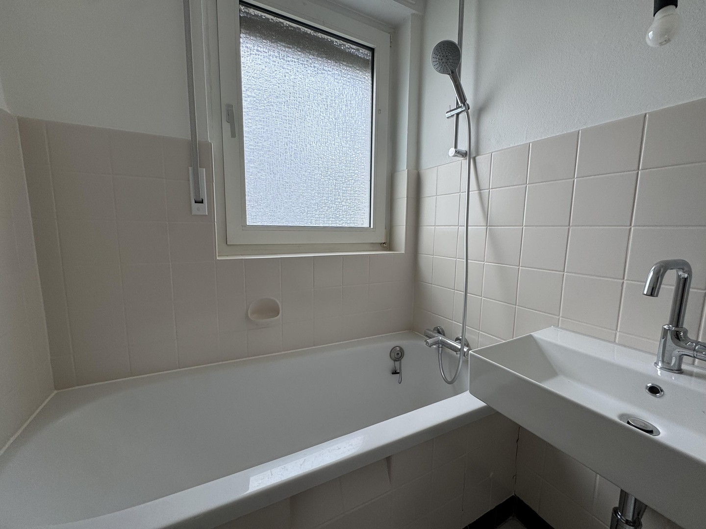 Einziehen und wohlfühlen ! Ideale, geräumige 2-Zimmer-Wohnung mit Balkon, Einbauküche und Stellplatz – Wiesbaden – Vorschaubild 7