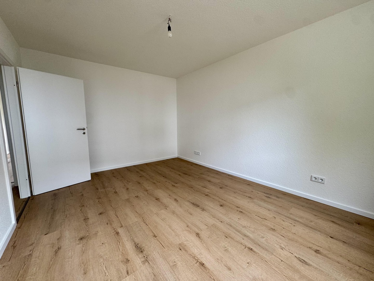 Einziehen und wohlfühlen ! Ideale, geräumige 2-Zimmer-Wohnung mit Balkon, Einbauküche und Stellplatz – Wiesbaden – Vorschaubild 11