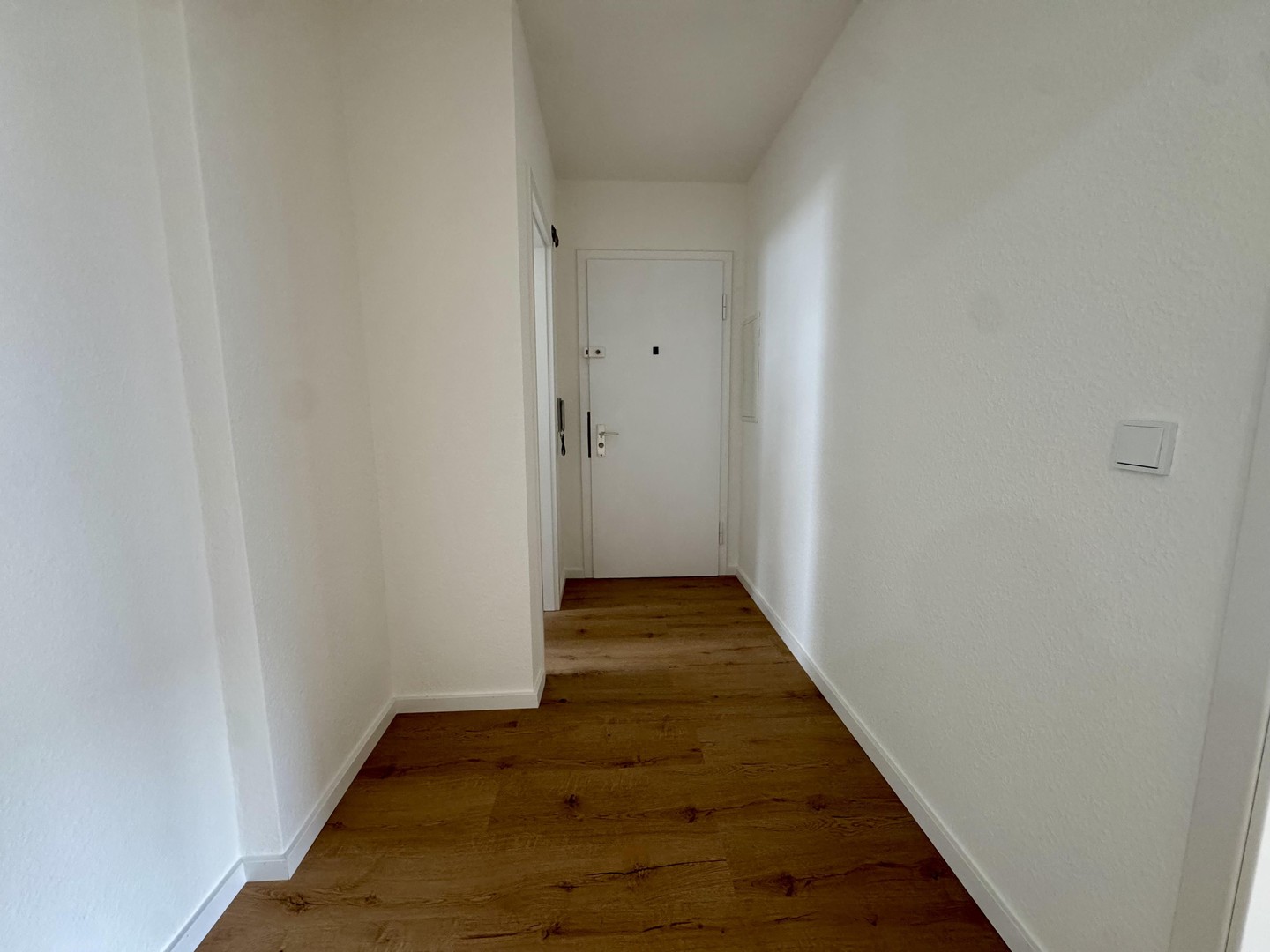 Einziehen und wohlfühlen ! Ideale, geräumige 2-Zimmer-Wohnung mit Balkon, Einbauküche und Stellplatz – Wiesbaden – Vorschaubild 12