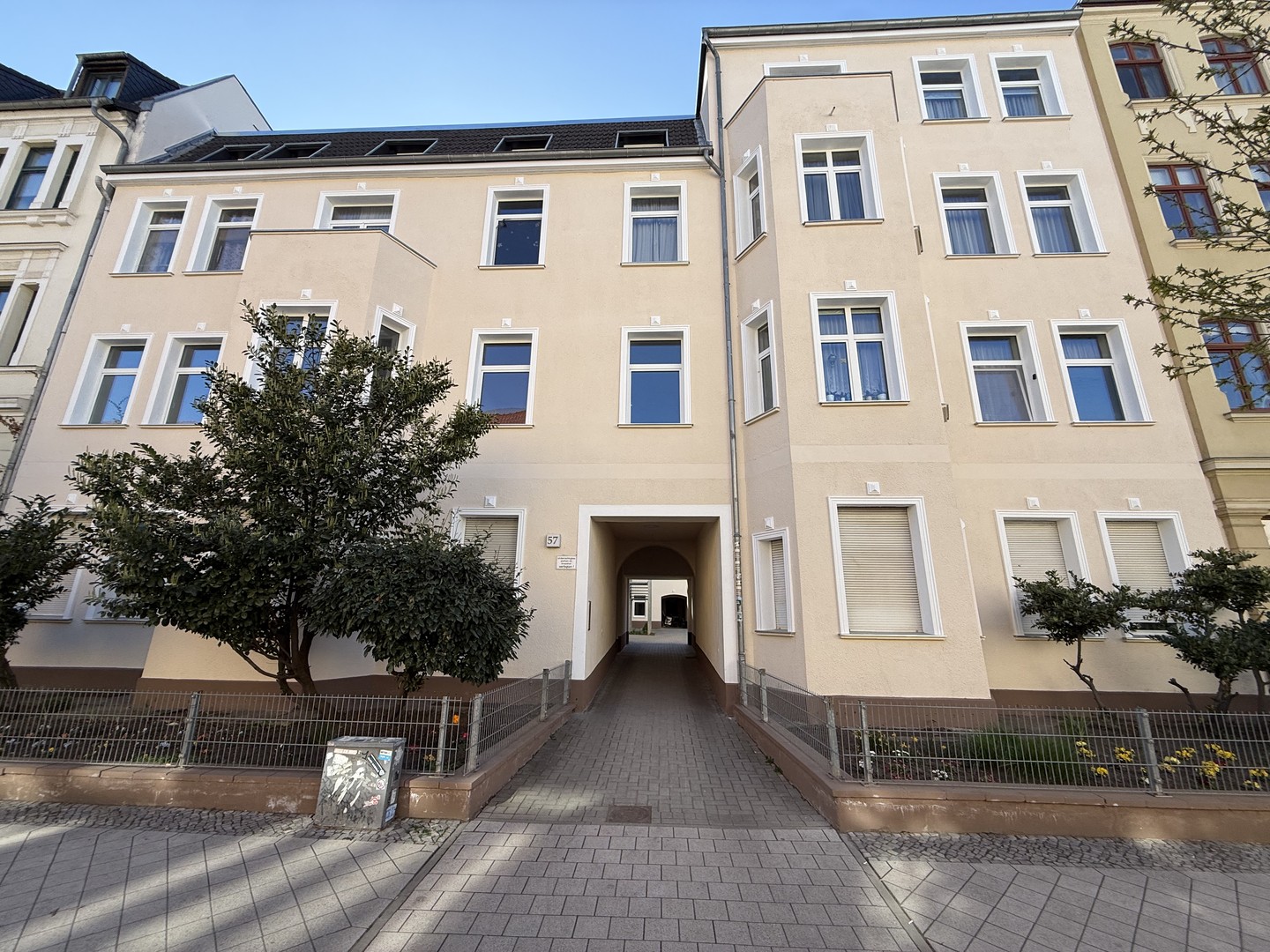 Erstbezug nach Renovierung! 2 Zimmer Wohnung mit moderner EBK im beliebten Stadtfeld-Ost