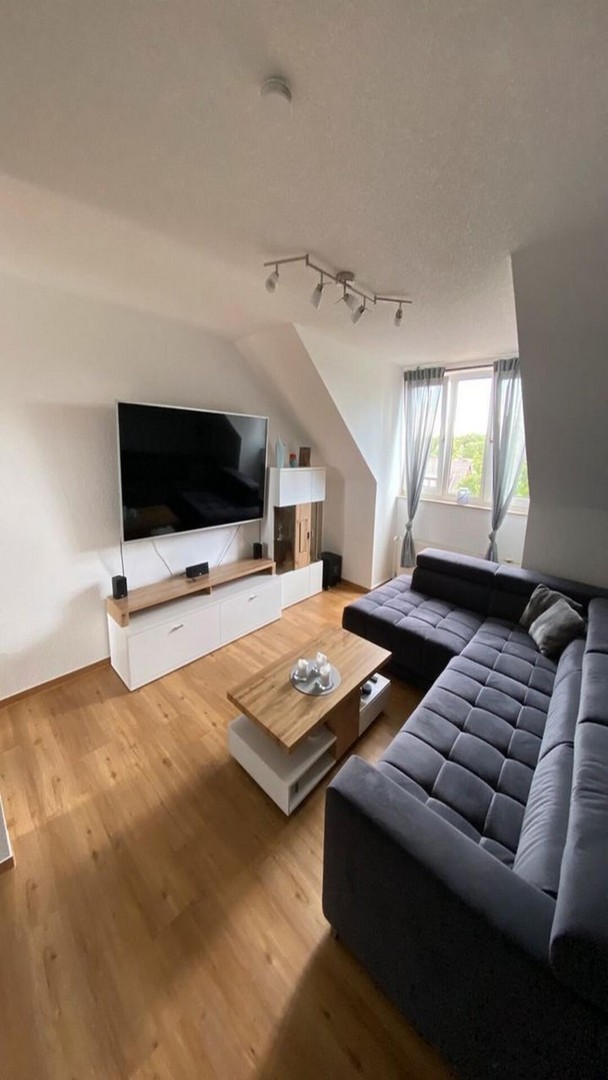 2 Zimmer Teilsanierte Dachgeschosswohnung in Bremen – Bremen – Vorschaubild 3