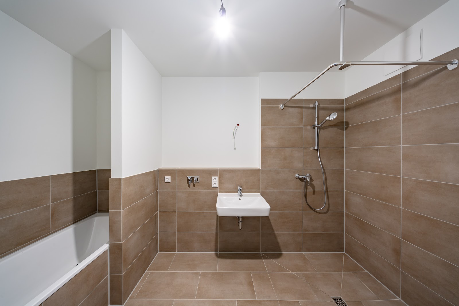 Großzügig geschnittene 3-Zimmerwohnung im Neubauerstbezug mit Terrasse – Berlin – Vorschaubild 4
