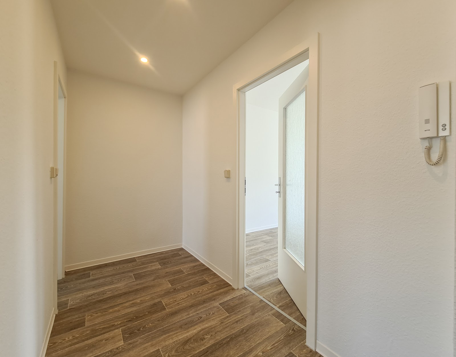 Helle, moderne 2 Zimmerwohnung mit großzügigen Balkon – Chemnitz – Vorschaubild 5