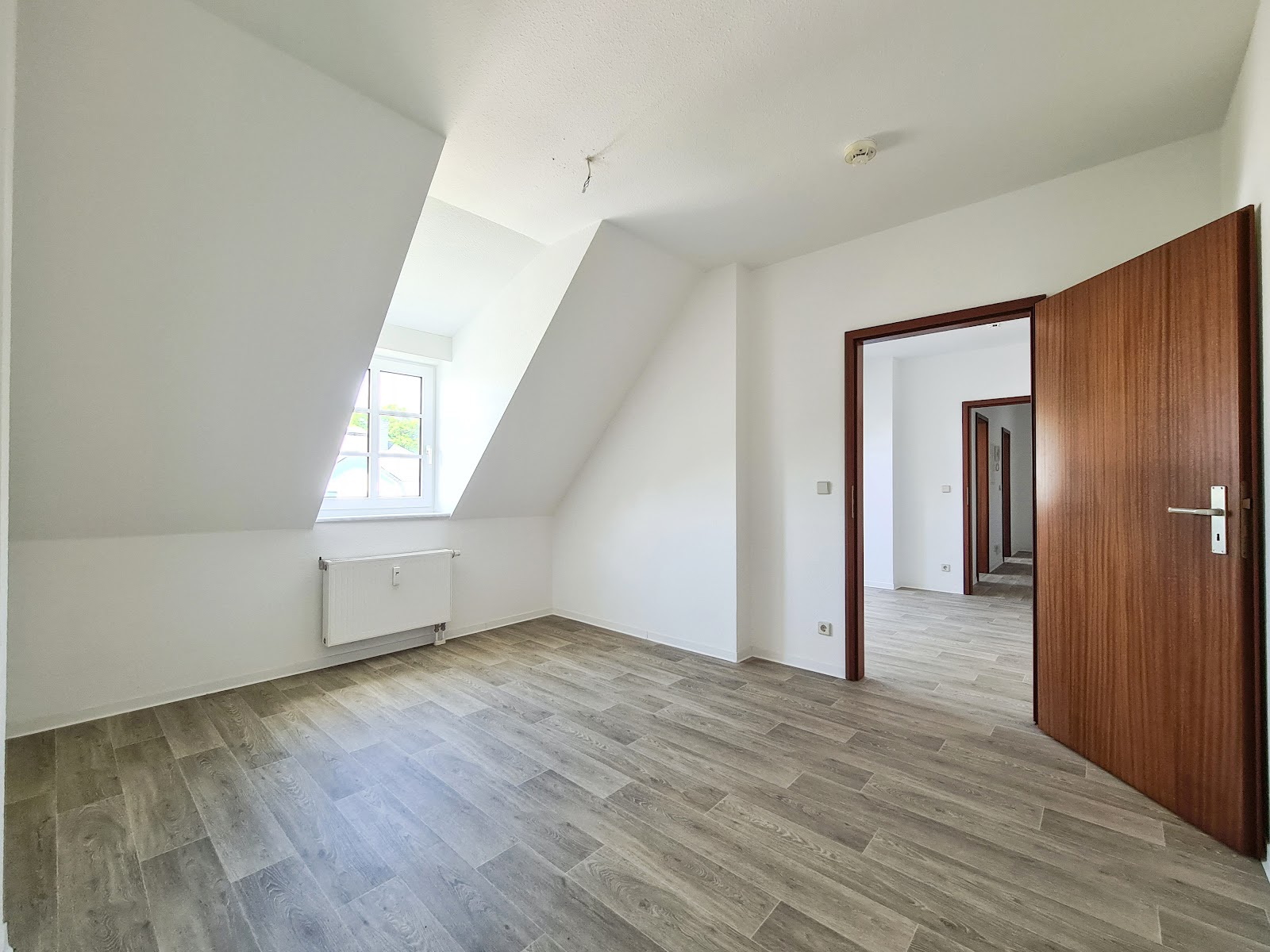 Gemütliche Dachgeschosswohnung mit wertiger Einbauküche und Stellplatz – Chemnitz – Vorschaubild 8