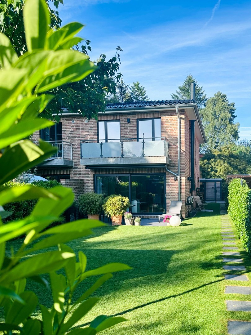 Fast wie Neubau: DHH in Duvenstedt, Bj. 2022 – hochwertig, energieeffizient und naturnah – Hamburg – Bild 1 von 30