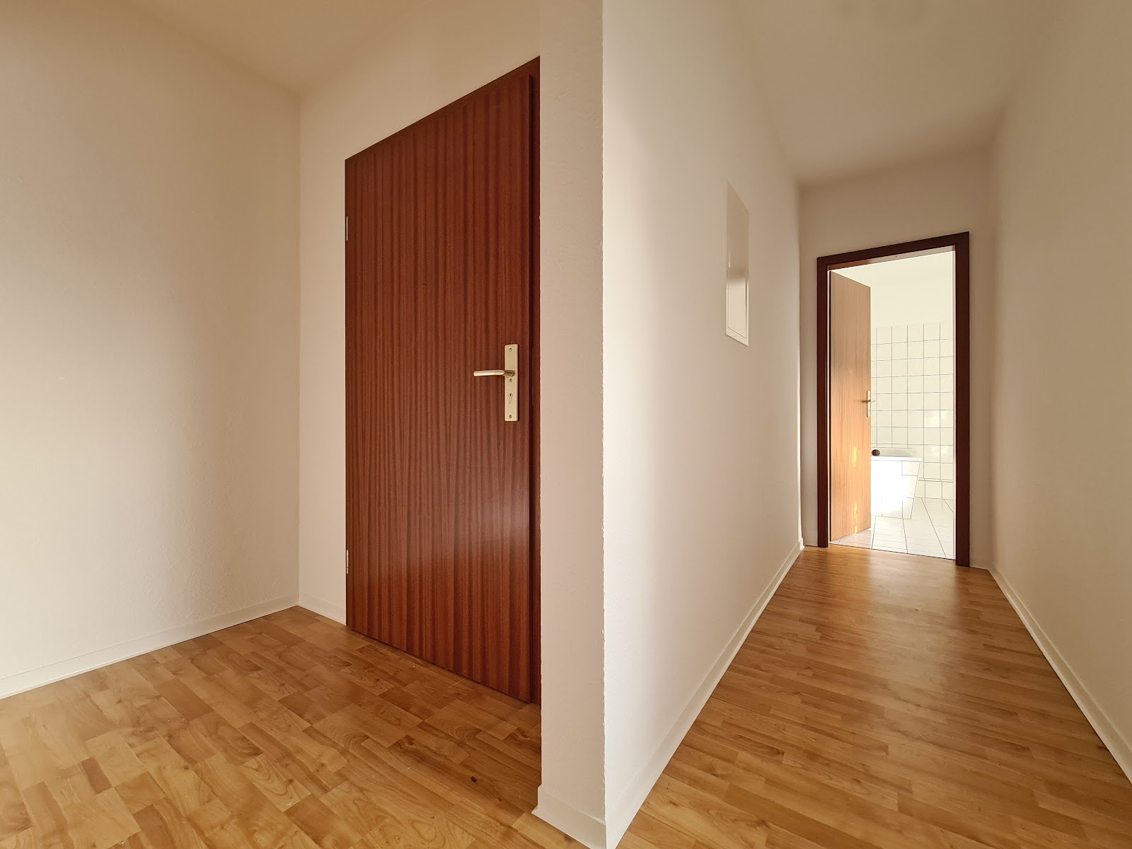 renovierte Dachgeschosswohnung mit großzügigen Wohnbereich, Tageslichtbad & Wohnküche – Chemnitz – Vorschaubild 3