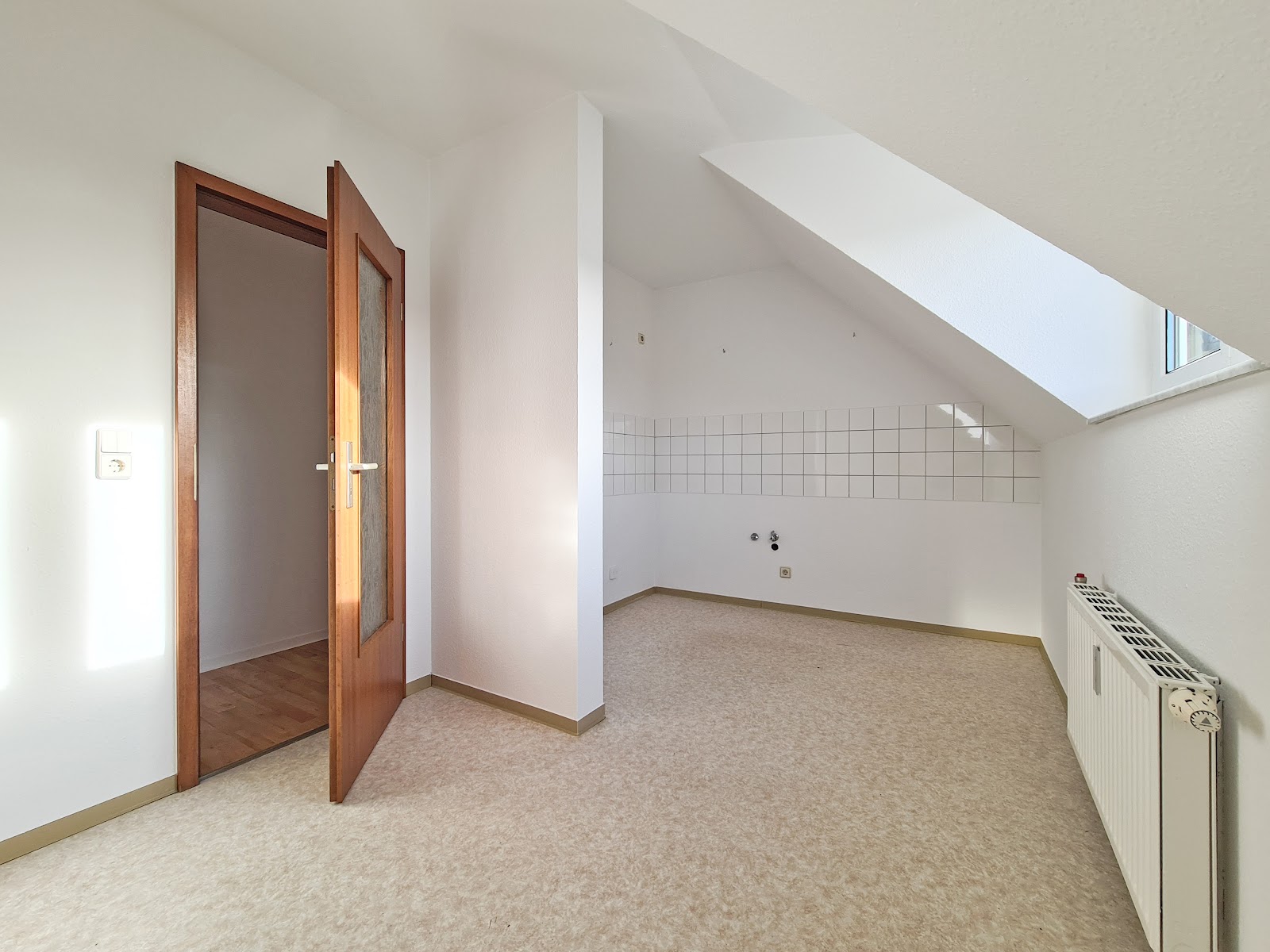 renovierte Dachgeschosswohnung mit großzügigen Wohnbereich, Tageslichtbad & Wohnküche – Chemnitz – Vorschaubild 4