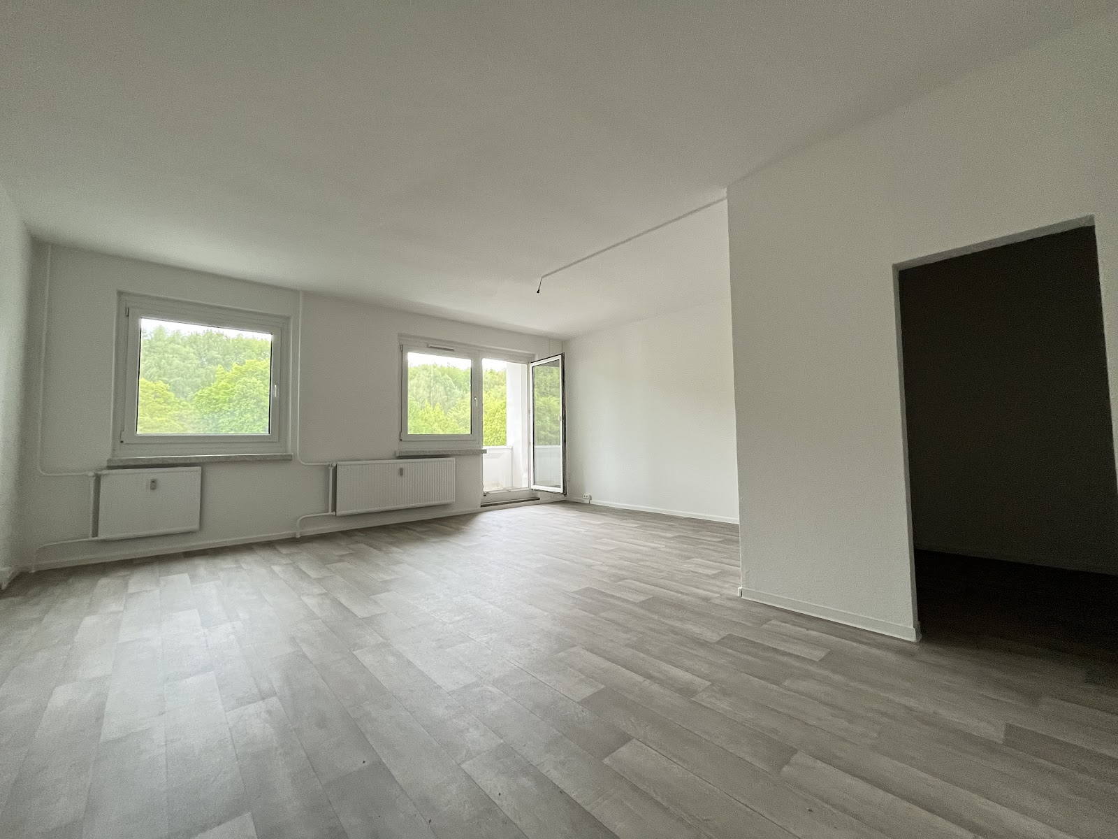Frisch sanierte Wohnung mit Balkon und Spielplatz – Ideal für kleine Familien – Chemnitz – Vorschaubild 2