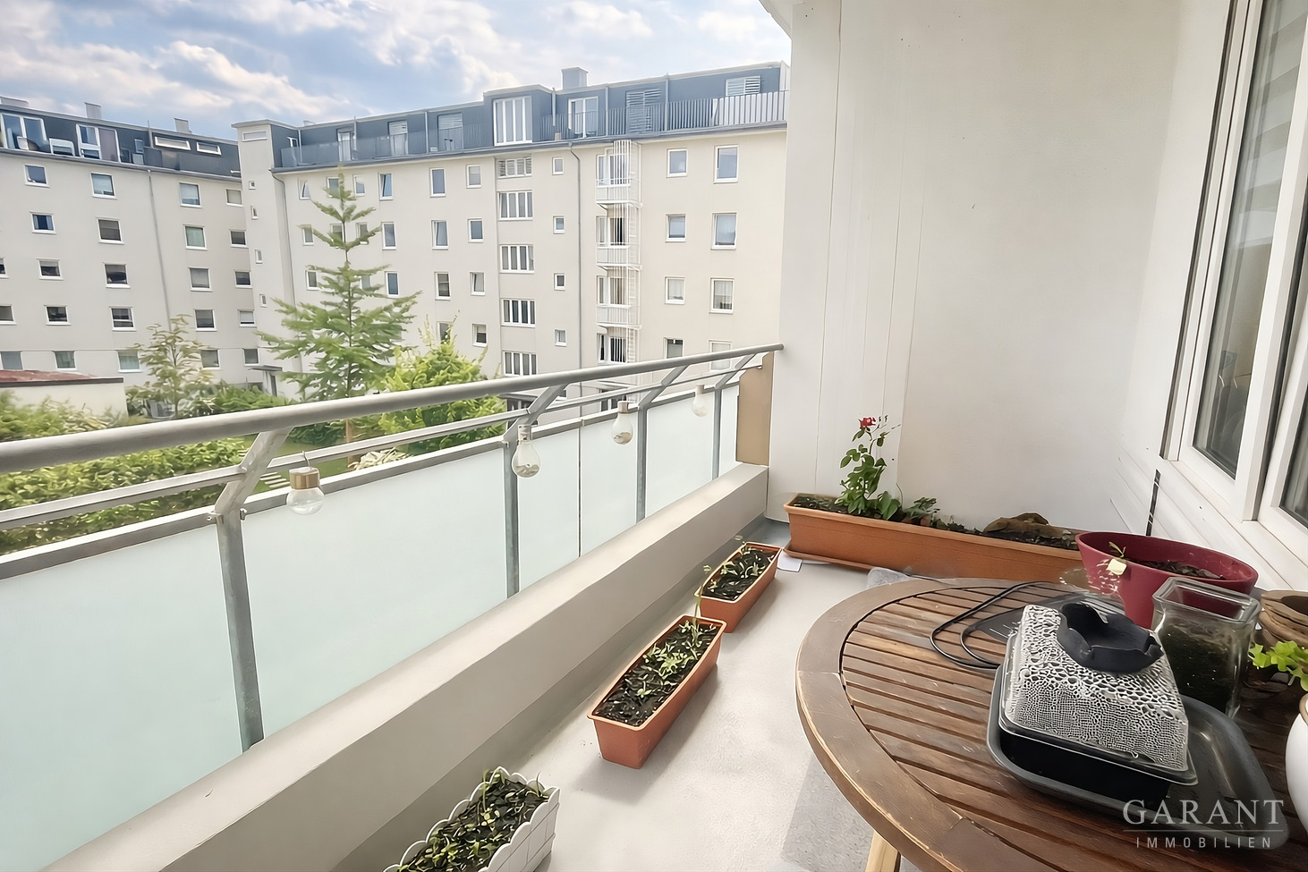 Wohnen mit Licht und Raum: 3 Zimmer-Wohnung mit zwei Loggien in Neuhausen