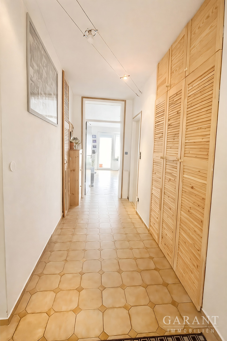 Wohnen mit Licht und Raum: 3 Zimmer-Wohnung mit zwei Loggien in Neuhausen – München – Vorschaubild 3