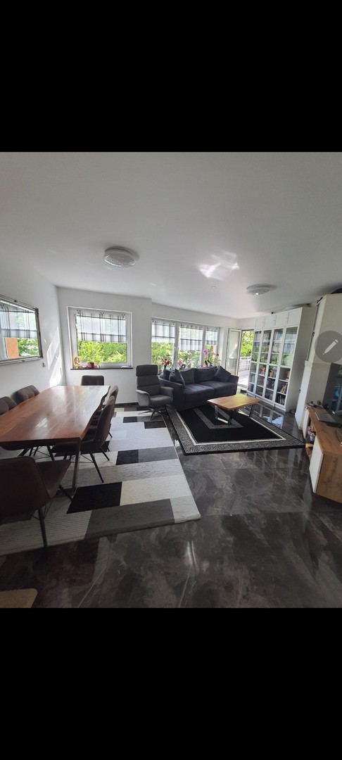 Kernsanierte 3 Zimmer Wohnung mit Balkon und Aufzug