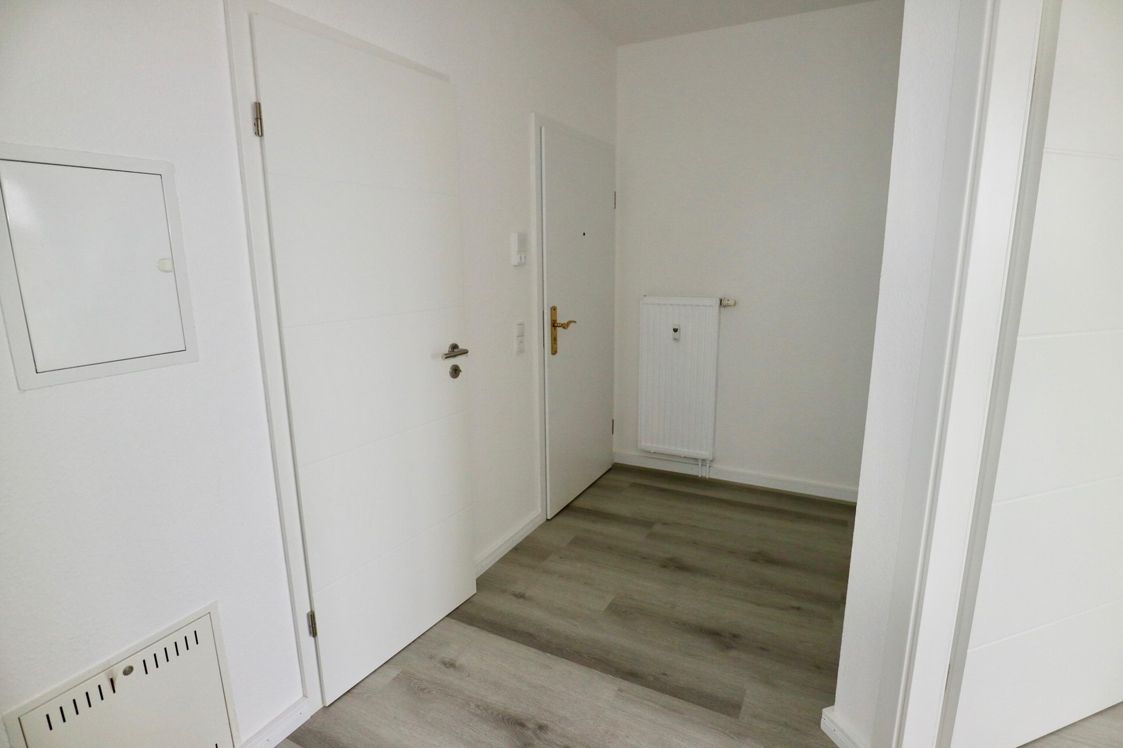 Helle 2-Zimmer-Dachgeschosswohnung mit Balkon, Einbauküche und 2 Stellplätzen in Eisenberg – Eisenberg – Vorschaubild 2