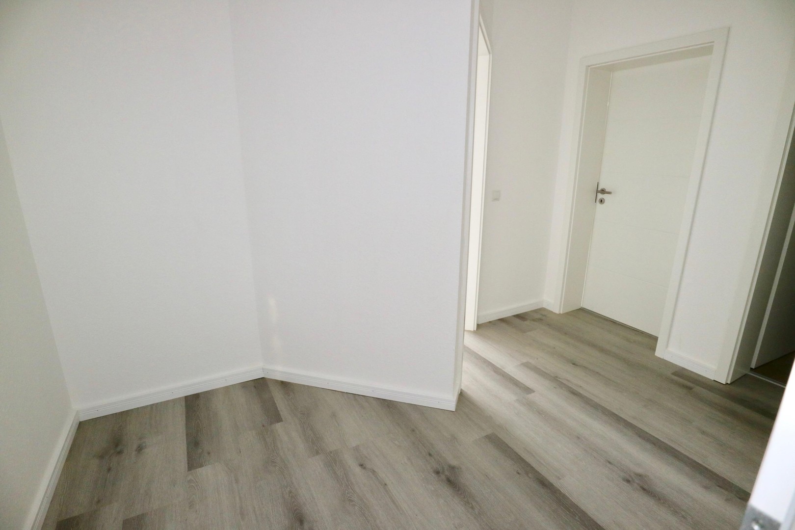 Helle 2-Zimmer-Dachgeschosswohnung mit Balkon, Einbauküche und 2 Stellplätzen in Eisenberg – Eisenberg – Vorschaubild 4
