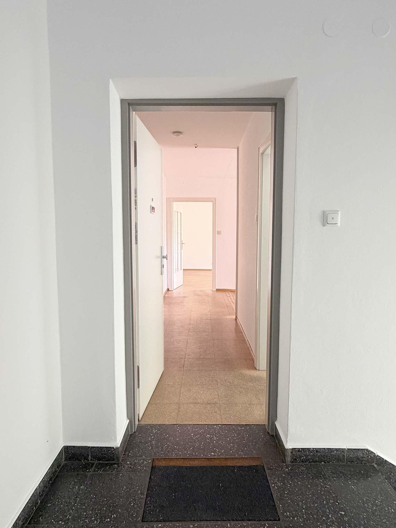 Helle 2-Zimmer-Wohnung in einem gepflegten Mehrfamilienhaus – München – Vorschaubild 2
