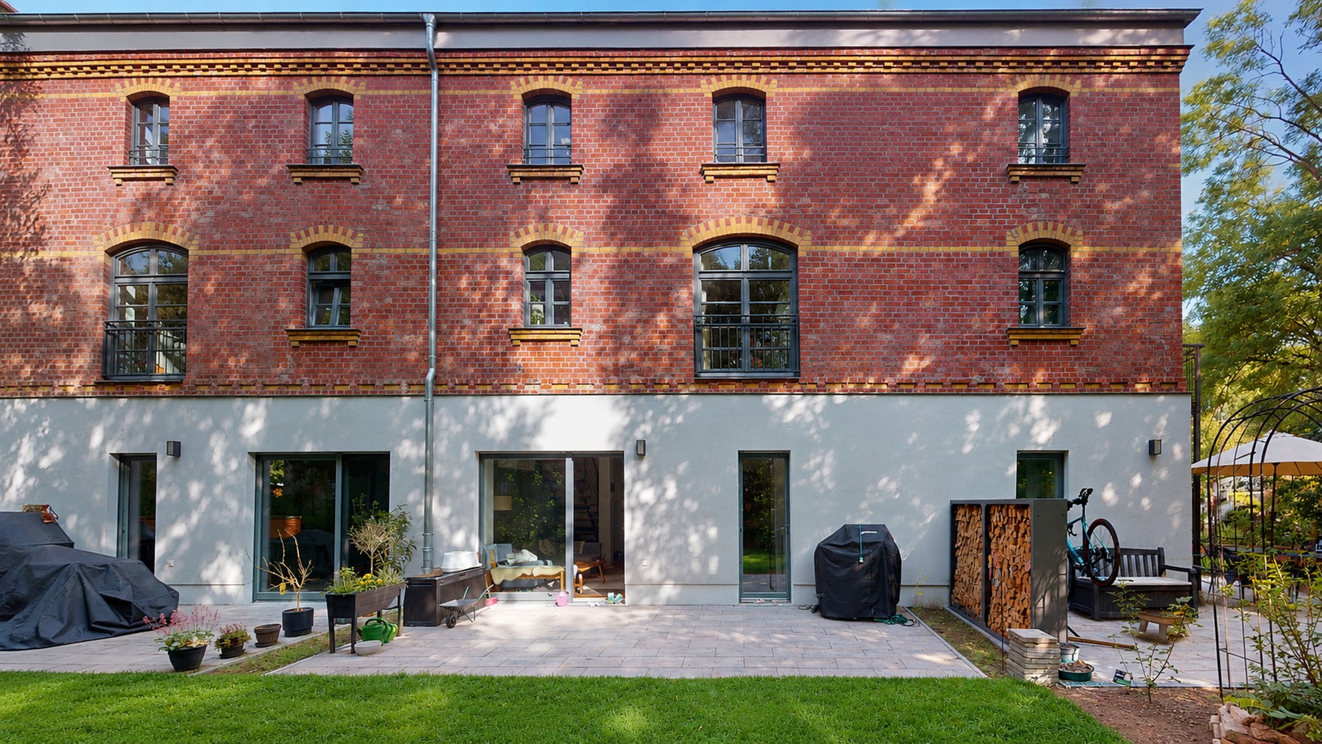 Modernes Reihenhaus im kernsanierten Hofensemble mit Wärmepumpe und langfristigem Mietverhältnis