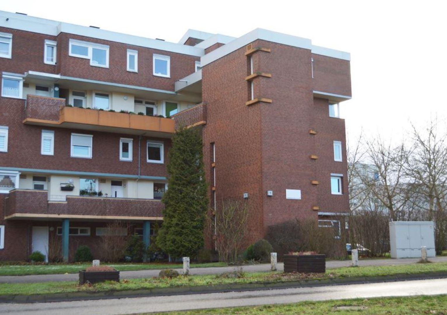 SCHÖNE 1,5 ZKB WOHNUNG MIT EINBAUKÜCHE UND BALKON IN EINEM GEPFLEGTEN HAUS – Wolfsburg – Vorschaubild 2