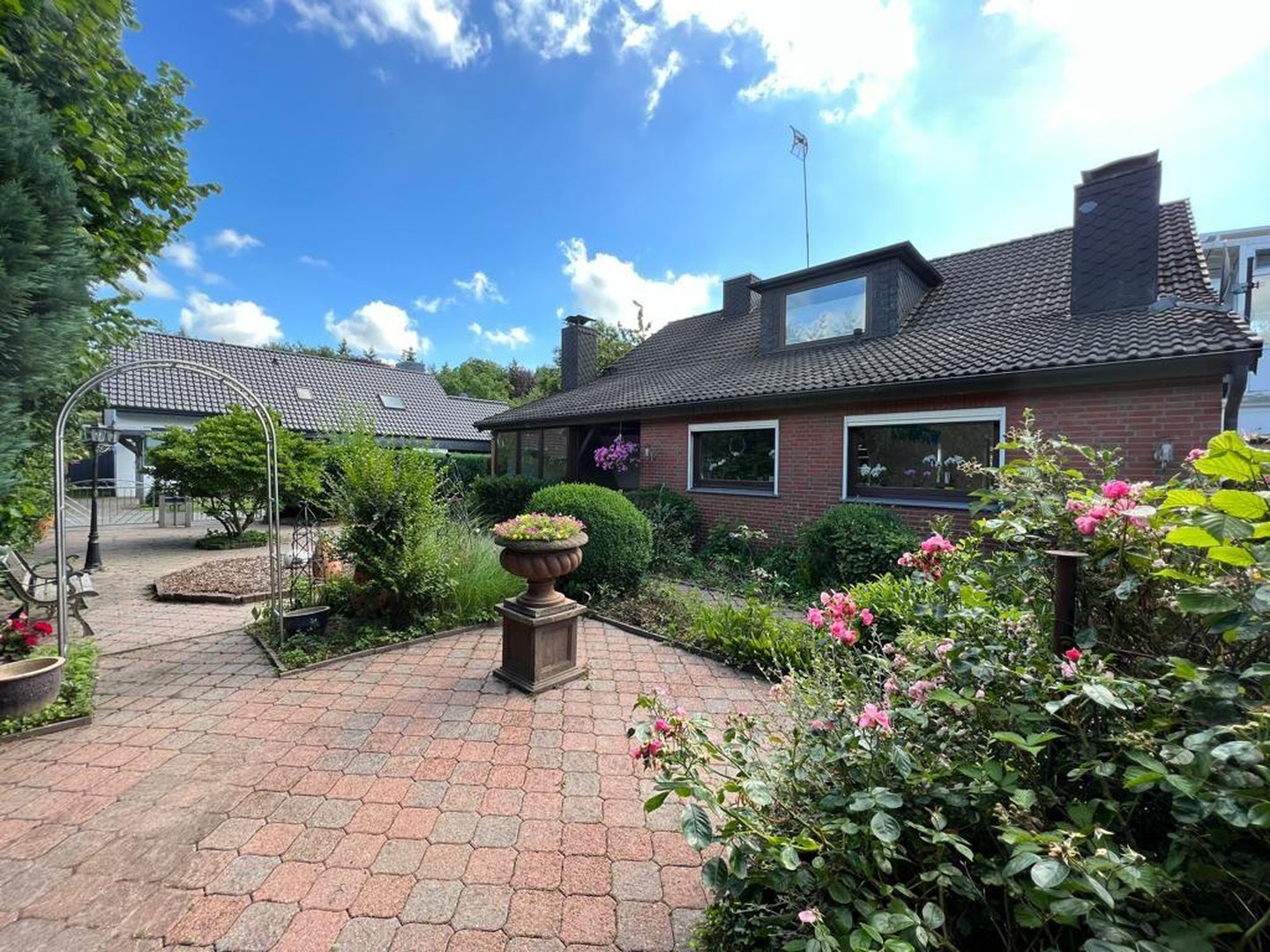 Modernisiertes Einifamilienhaus mit großem Garten & Wintergarten