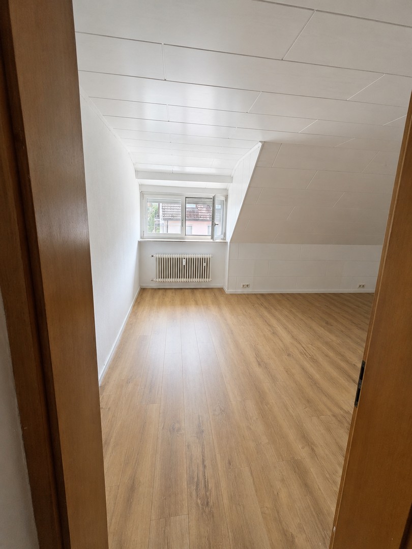 Helle 2-Zimmer-Dachgeschosswohnung (71 m²) in ruhiger Lage nahe Kurpark – Stuttgart – Vorschaubild 3