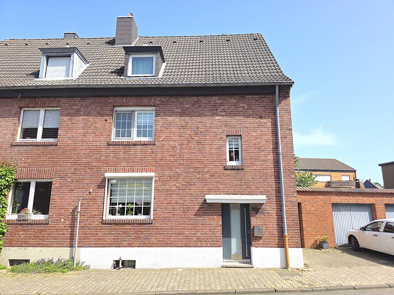 ++ TOP EINFAMILIENHAUS + SONNENTERRASSE + 2 GARAGEN IN RUHIGER LAGE!! ++ – Übach-Palenberg – Vorschaubild 2