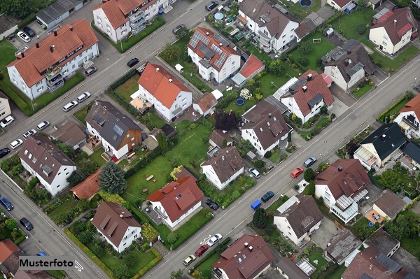 Kapitalanlage - Sechsfamilienhaus nebst Balkonen und 3 Garagen