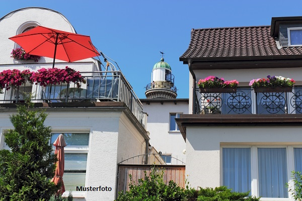 Achtfamilienhaus, Büro-/Lagergebäude und 17 Garagen