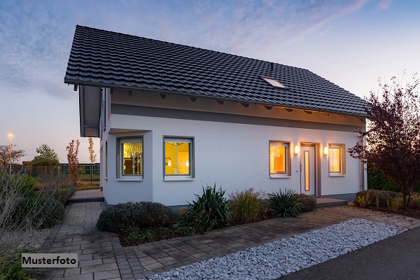 Freistehendes 1- bis 2-Familienhaus mit Garten und Doppelgarage