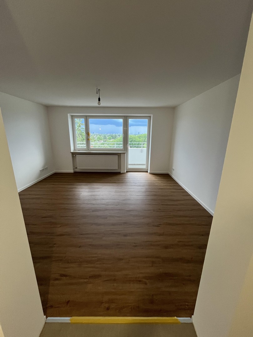 2-Zimmer Wohnung nach Kernsanierung mit EBK, 11qm Terrasse mit Blick nach München und Berge, Keller