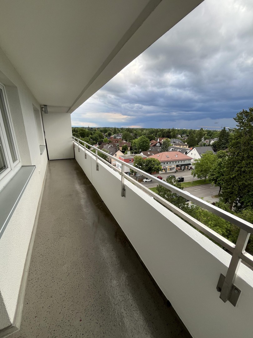 2-Zimmer Wohnung nach Kernsanierung mit EBK, 11qm Terrasse mit Blick nach München und Berge, Keller – München – Vorschaubild 3
