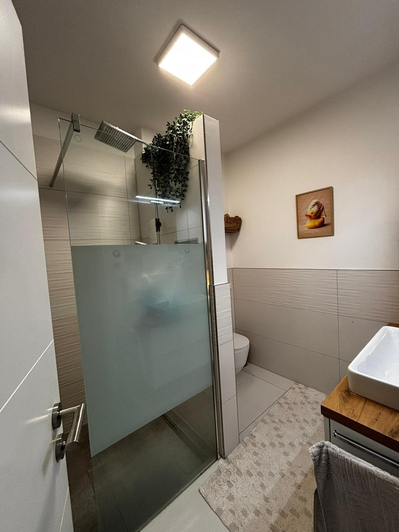 Moderne 3-Zimmer-Dachgeschosswohnung (A+) mit Loggia, Einbauküche, Stellplatz und großem Dachboden – Heilbronn – Vorschaubild 2