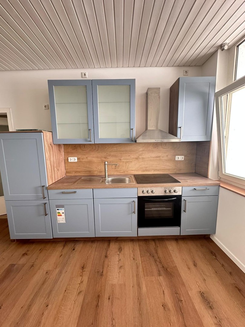 Frisch renoviert! Tolle 2-Zimmer-Wohnung mit Einbauküche und Loggia in Citylage – Bünde – Bild 1 von 7