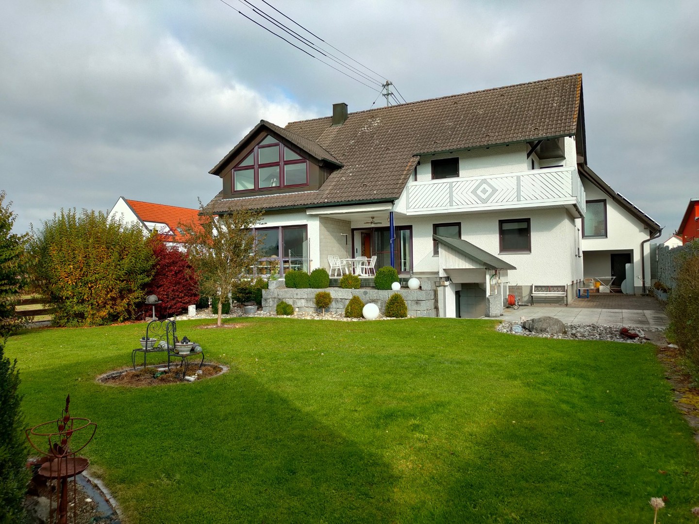 Gepflegte Wohnung im Zweifamilienhaus mit 5 Zimmern sowie Terrasse, Einbauküche und neuem Bad