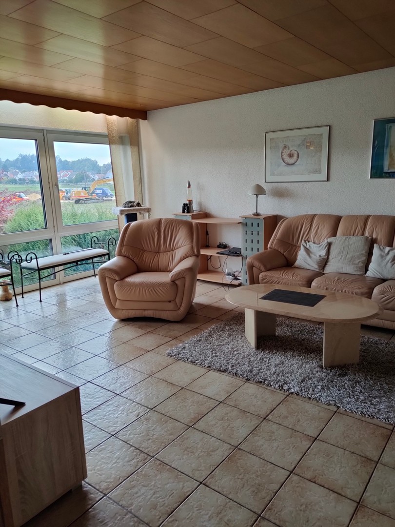 Gepflegte Wohnung im Zweifamilienhaus mit 5 Zimmern sowie Terrasse, Einbauküche und neuem Bad – Holzheim – Vorschaubild 2