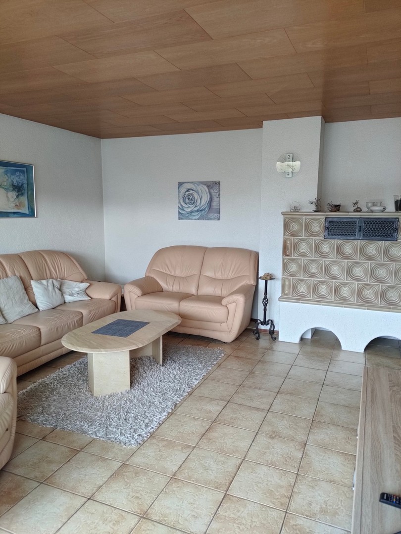 Gepflegte Wohnung im Zweifamilienhaus mit 5 Zimmern sowie Terrasse, Einbauküche und neuem Bad – Holzheim – Vorschaubild 3