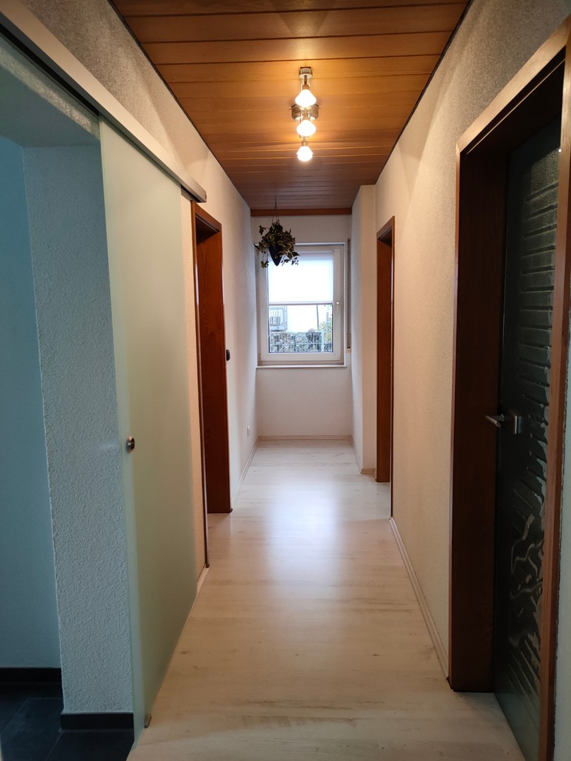 Gepflegte Wohnung im Zweifamilienhaus mit 5 Zimmern sowie Terrasse, Einbauküche und neuem Bad – Holzheim – Vorschaubild 20