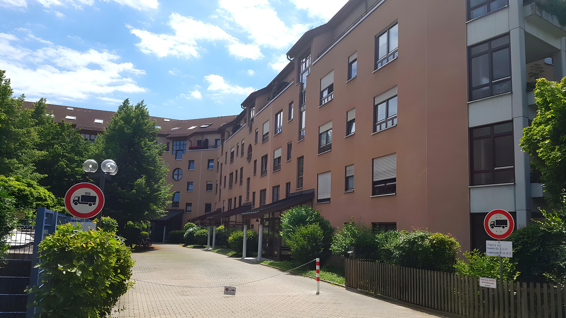 helle 2-Zimmer-Wohnung mit Balkon und Einbauküche in Augsburg