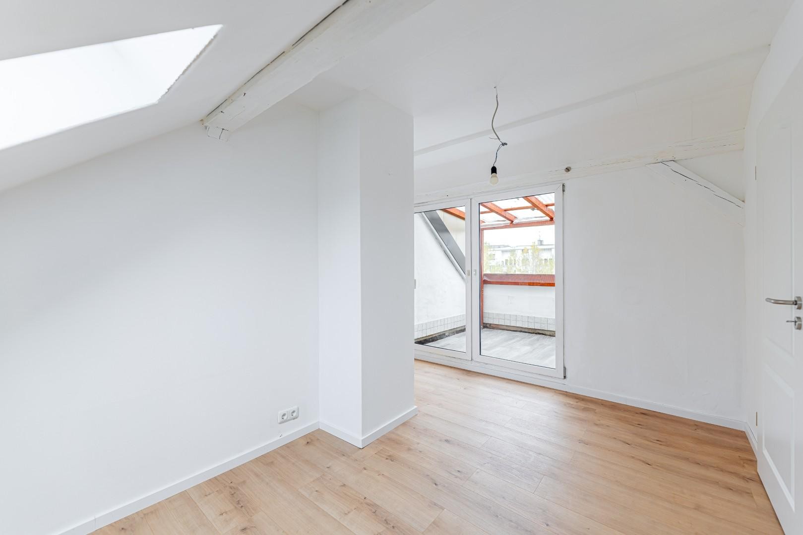 Wunderschöne 3 Zi Dachgeschoss Wohnung mit Balkon und Küche – Nürnberg – Vorschaubild 9