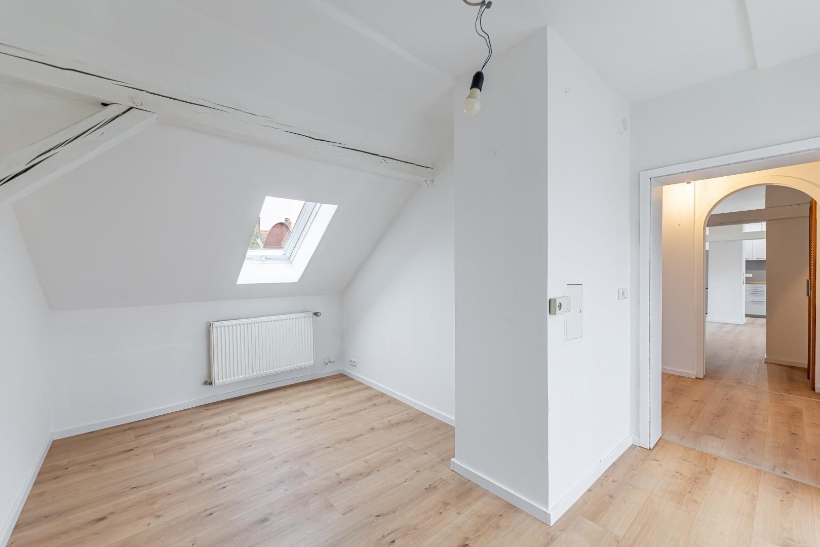 Wunderschöne 3 Zi Dachgeschoss Wohnung mit Balkon und Küche – Nürnberg – Vorschaubild 10