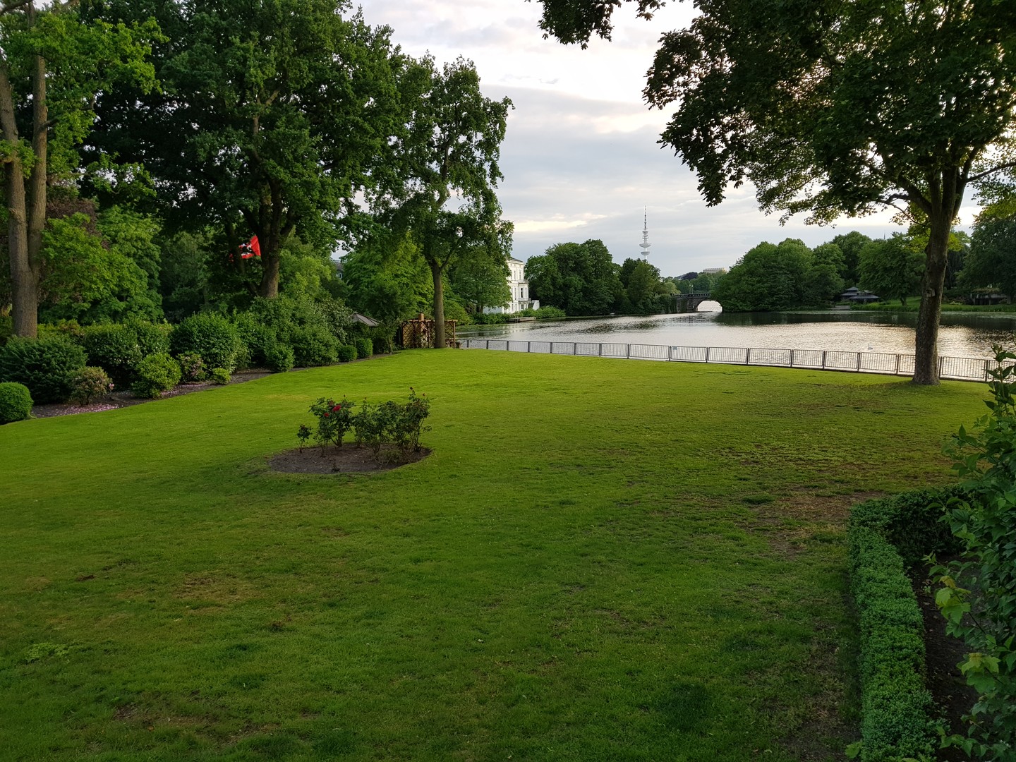 Kernsaniert: Appartement mit Balkon am Feenteich 2400 qm Garten S/W – Hamburg – Vorschaubild 3