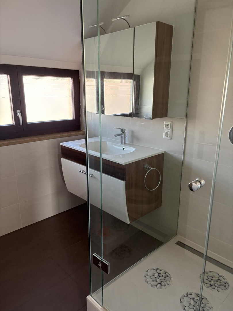 Geräumige und helle Altbauwohnung mit Dachterrasse in bester Karlsfelder Lage – Karlsfeld – Vorschaubild 8