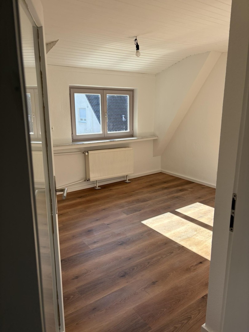 Geräumige und helle Altbauwohnung mit Dachterrasse in bester Karlsfelder Lage – Karlsfeld – Vorschaubild 11