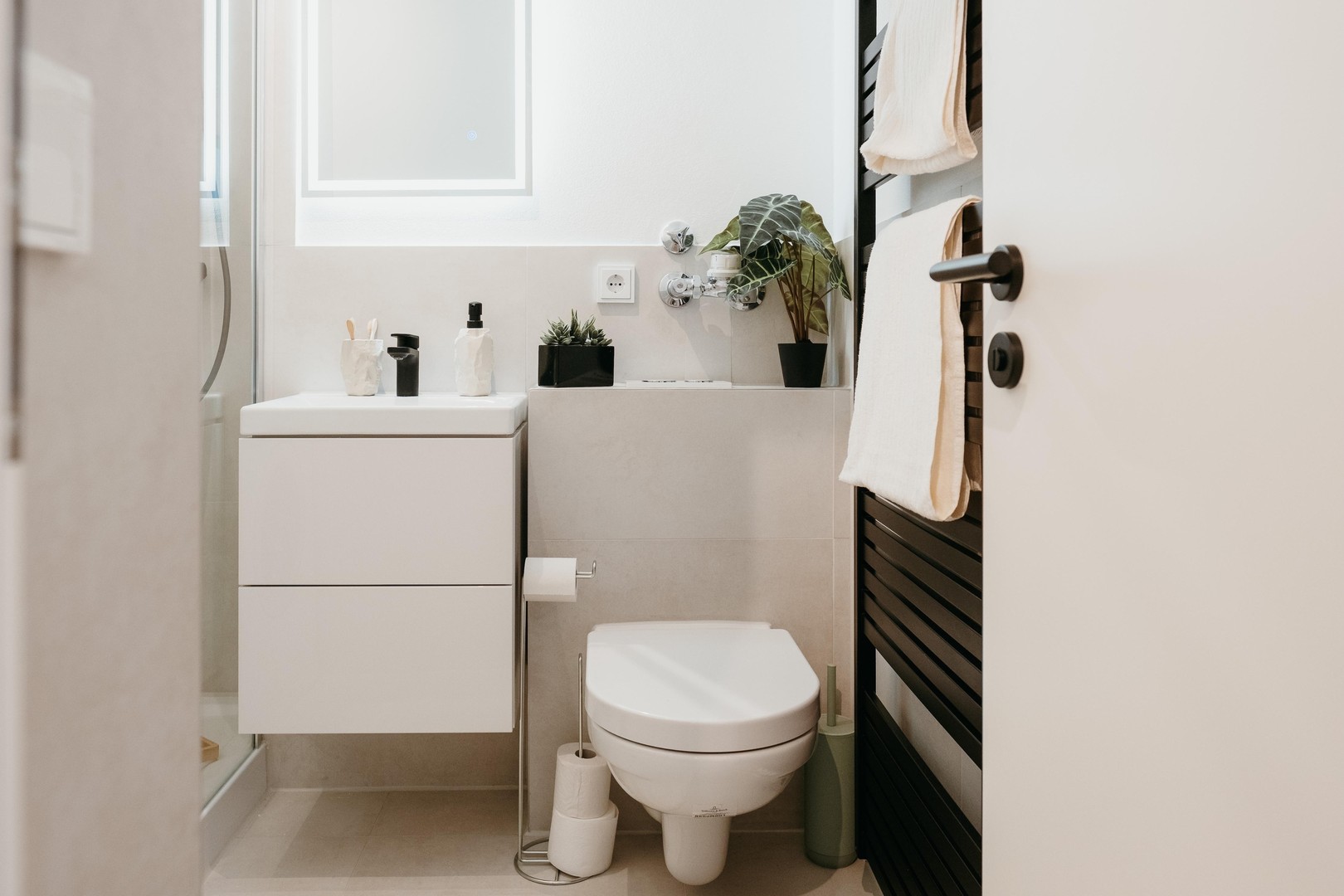 Im Herzen Schwabings: Charmante 2-Zimmer-Wohnung mit Balkon – München – Vorschaubild 9