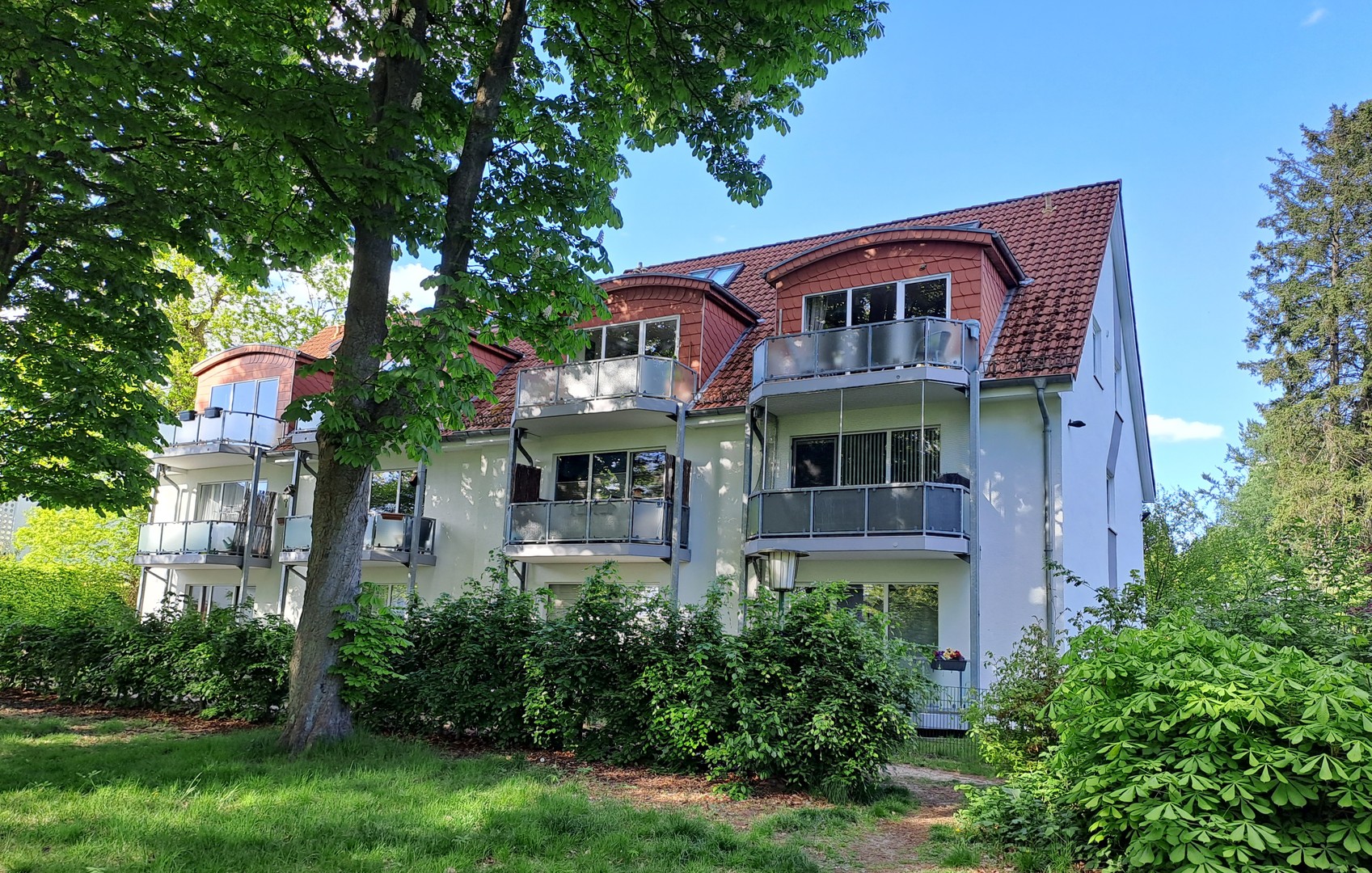Charmante 3-Zimmer-Maisonettewohnung, TG-Stellplatz & Balkon in grüner Lage von Hamburg Meiendorf – Hamburg – Bild 1 von 43