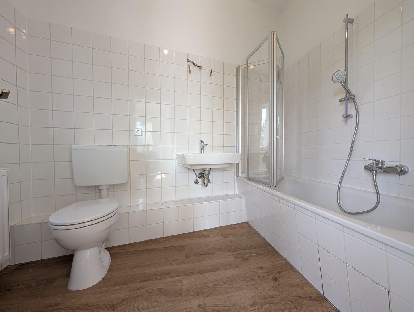 Sanierte 2,5-Zimmerwohnung im 1. OG mit Einbauküche – Biesenthal – Vorschaubild 3
