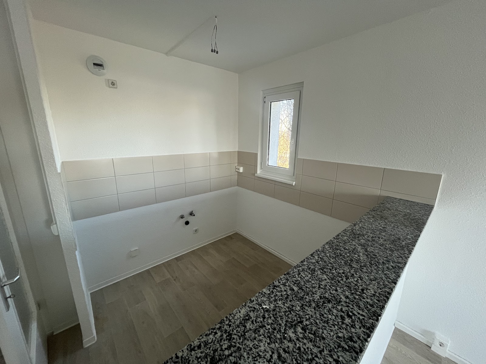 Gemeinsam neu starten – sanierte 3-Raum-Wohnung mit Tresen