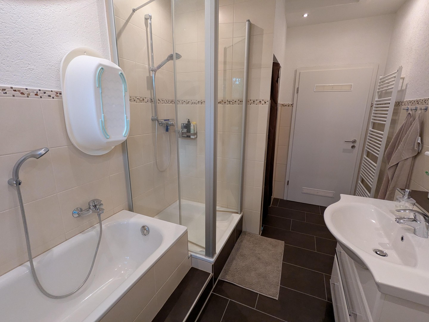 Charmante Altbauwohnung mit modernem Komfort und Balkon – Bremen – Vorschaubild 4
