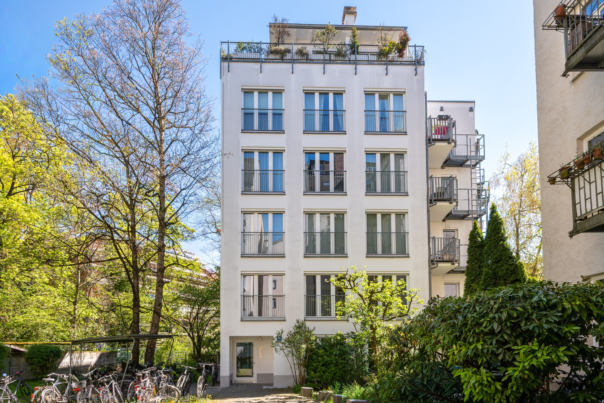 AIGNER - Rarität beim Kaiserplatz: Neuwertige 3-Zimmer-Wohnung mit 2 Balkonen und Innenhoflage – München – Vorschaubild 4