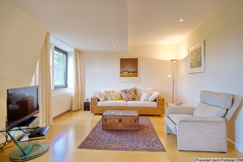 Schöne möblierte Maisonettewohnung mit Balkon und Rheinblick – Düsseldorf – Vorschaubild 4