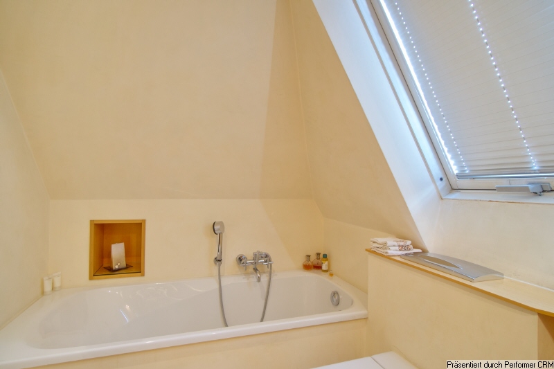 Schöne möblierte Maisonettewohnung mit Balkon und Rheinblick – Düsseldorf – Vorschaubild 8