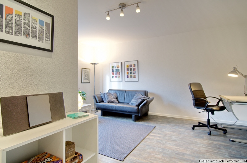 Schöne möblierte 2-Zimmer-Wohnung mit Balkon und Blick in den Garten, in einer gepflegten, ruhigen Wohnlage. – Düsseldorf – Vorschaubild 3
